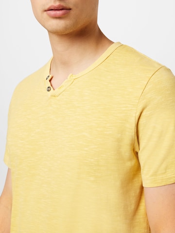 JACK & JONES جينز مضبوط قميص بلون أصفر