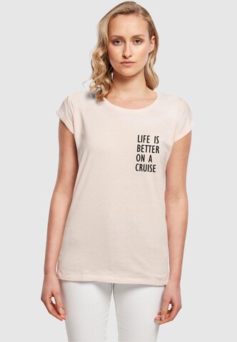 Merchcode Shirt 'Life Is Better' in Roze: voorkant