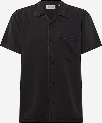 Coupe regular Chemise WEEKDAY en noir : devant