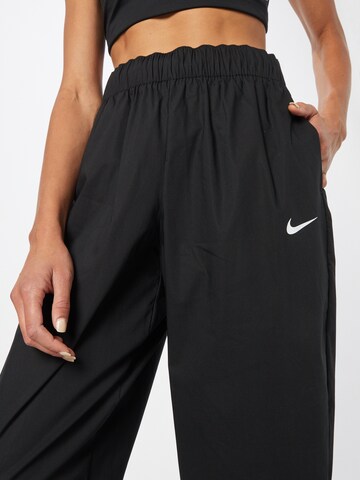 Tapered Pantaloni di Nike Sportswear in nero