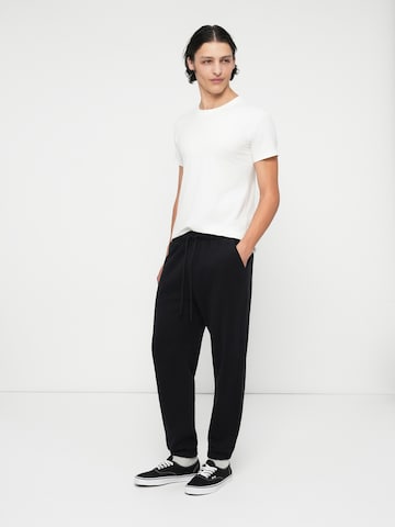Abercrombie & FitchTapered Hlače 'ESSENTIAL' - crna boja