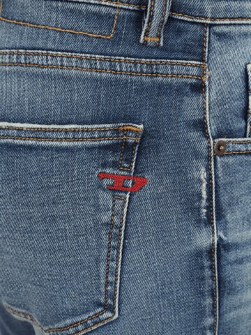 DIESEL גזרת סלים ג'ינס בכחול