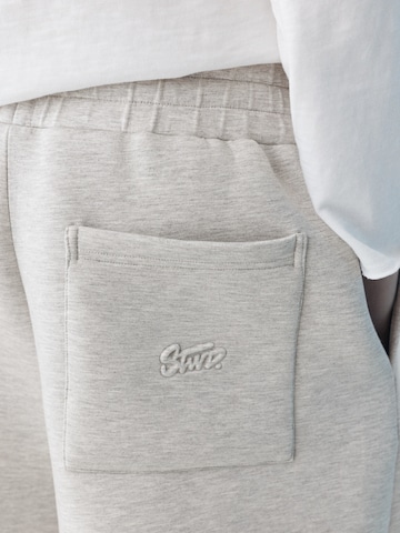 Pull&BearBaggy Hlače - siva boja