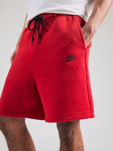Loosefit Pantaloni 'TCH FLC' di Nike Sportswear in rosso