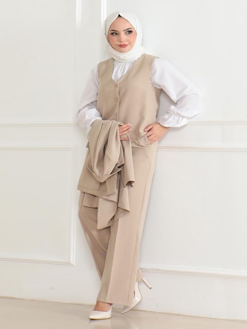 MODAMIHRAM Kostuum in Beige: voorkant