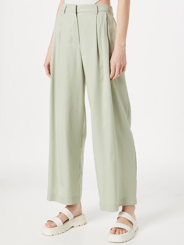 WEEKDAY Loose fit Pleat-front trousers 'Brady' in Green: front