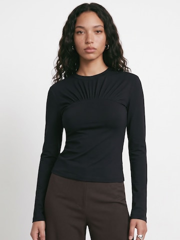HYPEDROP - Camiseta 'Mie' en negro: frente