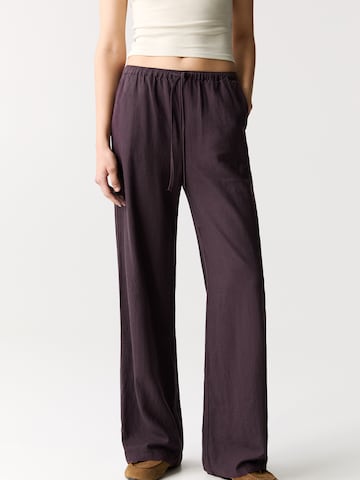 Pull&Bear Loosefit Housut värissä punainen: etupuoli