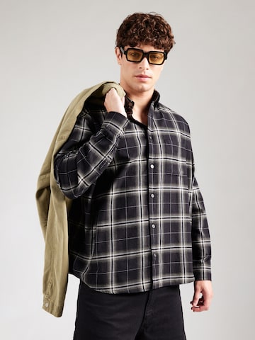Comfort fit Camicia di WEEKDAY in nero: frontale