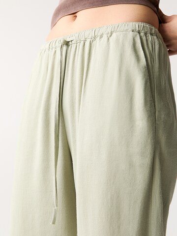 Pull&Bear Loosefit Hose in Grün