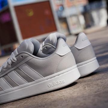 ADIDAS SPORTSWEAR Σνίκερ χαμηλό 'Grand Court Alpha 00s' σε γκρι