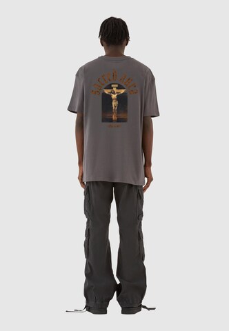 Tricou 'Sacred Aura x' de la MJ Gonzales pe gri