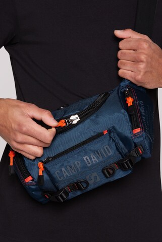 CAMP DAVID Crossbody Bag mit Label Prints in Blau