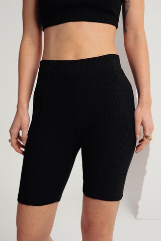 A LOT LESS Skinny Leggings 'Emma' in Black: front