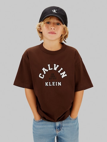 T-Shirt 'Varsity' Calvin Klein Jeans en marron : devant