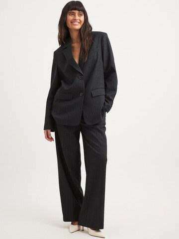 NA-KD Wide Leg Bundfaltenhose in Grau: Vorderseite