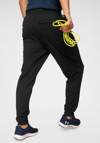 Effilé Pantalon de sport UNDER ARMOUR en noir