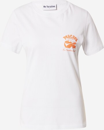 On Vacation Club Shirt 'Peaches and Beaches' in White: front