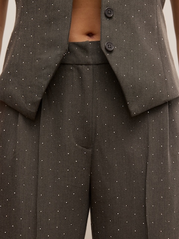 Flared Pantaloni con pieghe 'CRYSTAL PANTS' di noar studios in grigio