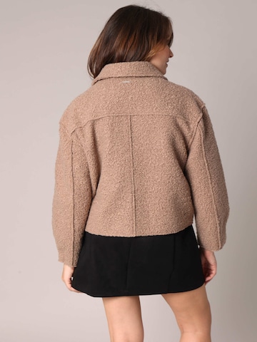 Veste mi-saison 'Assili' Deeluxe en gris