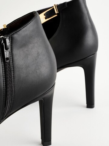 Next Pumps 'Forever' in Black