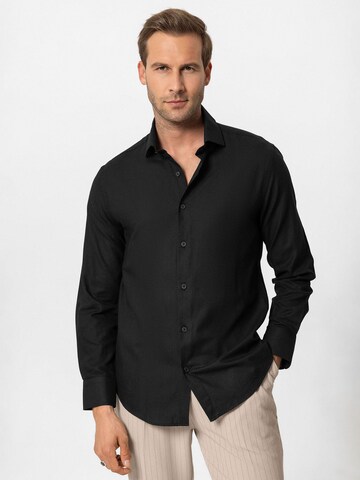 Coupe slim Chemise Antioch en noir : devant