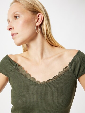 ABOUT YOU Shirt 'Mele' in Groen