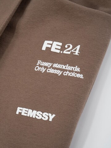 Loosefit Pantaloni 'SPODNIE DRESOWE FLOW TAUPE' di FEMSSY in grigio