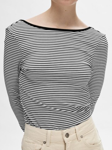 SELECTED FEMME - Camiseta 'Filina' en negro