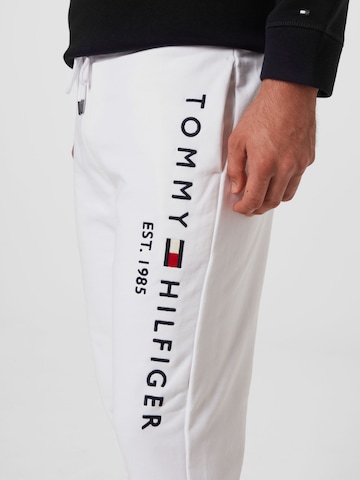 Tapered Pantaloni di TOMMY HILFIGER in bianco
