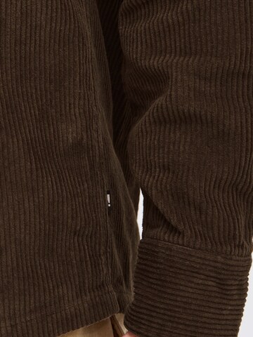!Solid - Ajuste regular Camisa en marrón