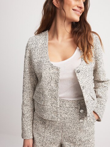 NA-KD Blazer in Grey: front