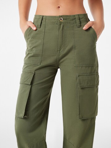 Bershka Loose fit Cargo Pants in Green