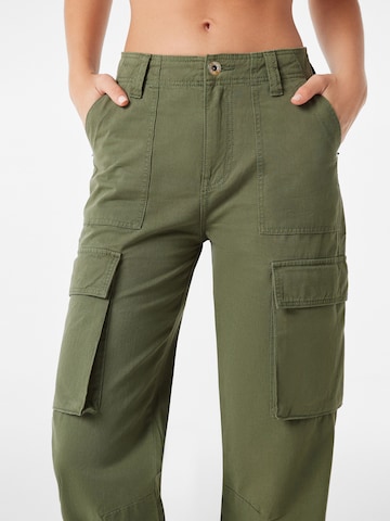 Bershka Loosefit Hose in Grün