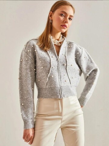 Cardigan 'Strickjacken' Bianco Lucci en gris : devant