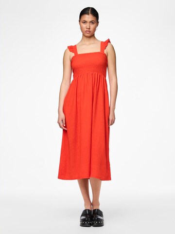 PIECES Καλοκαιρινό φόρεμα 'LUNA' σε κόκκινο: μπροστά