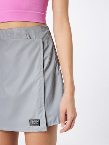 DKNY Performance - Falda deportiva en plata