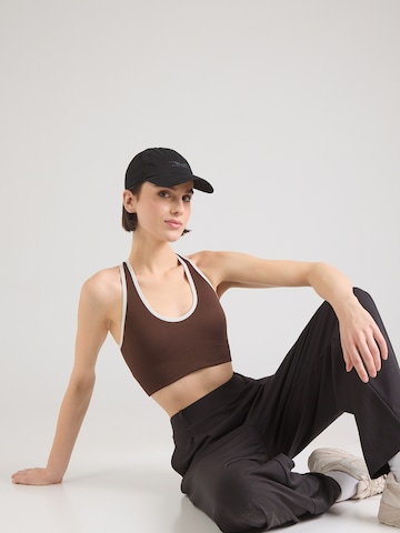 HRMN8 - Top desportivo em castanho: frente