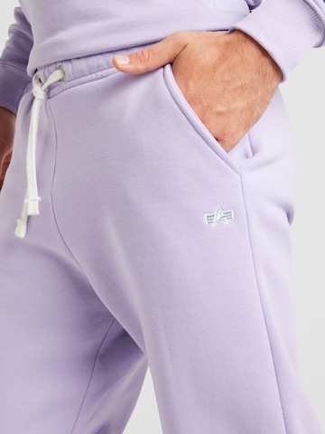 ALPHA INDUSTRIES Zwężany krój Spodnie w kolorze fioletowy