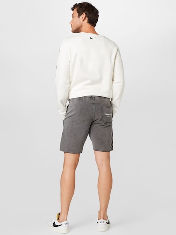 True Religion Regular Shorts in Grau