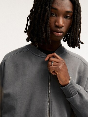 Pull&Bear Jopa na zadrgo | siva barva