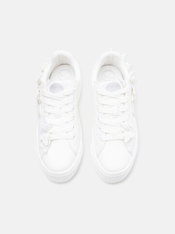 Baskets basses BUFFALO en blanc