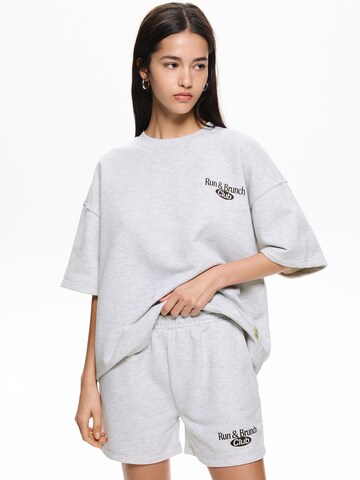 Regular Pantalon Pull&Bear en gris