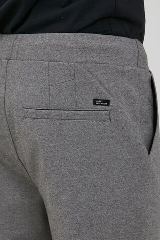 Tapered Pantaloni con piega frontale di BLEND in grigio