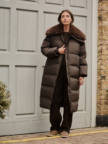 Next Mantel in Braun: Vorderseite