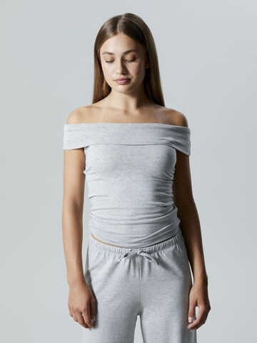 NAME IT - Camiseta en gris: frente