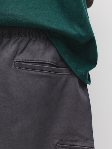 Pull&Bear Zúžený Kapsáče – šedá