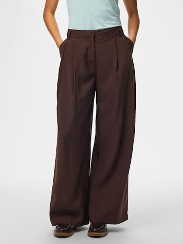 PIECES Wide Leg Bukser med lægfolder 'CARLA ' i brun: forside