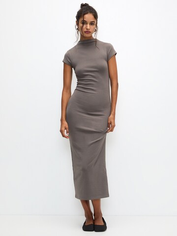 Pull&Bear Kleid in Grau: Vorderseite