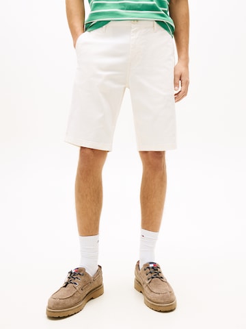 Tommy Jeans Regular Trousers 'SCANTON' in White: front